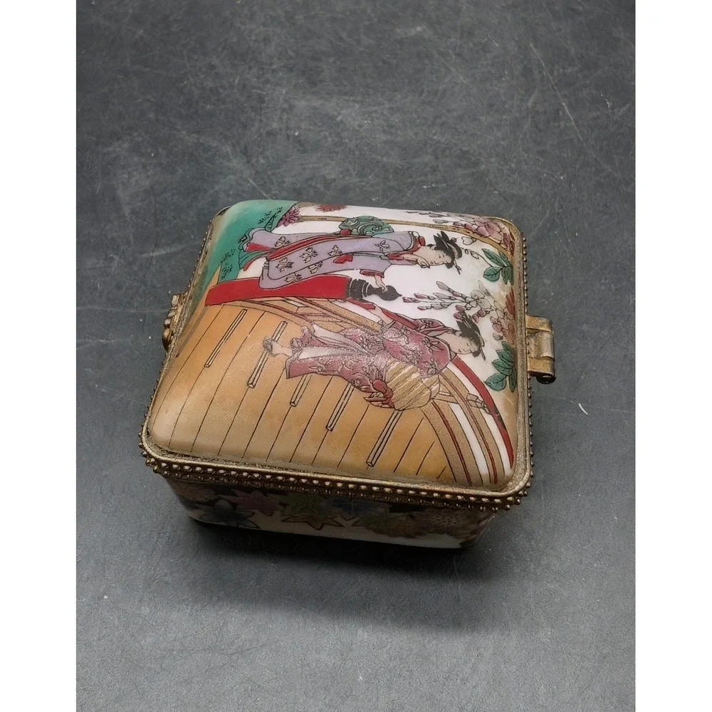 Vintage Japanese Porcelain Trinket Box Hand Painted Geisha Scene Gold 2.5